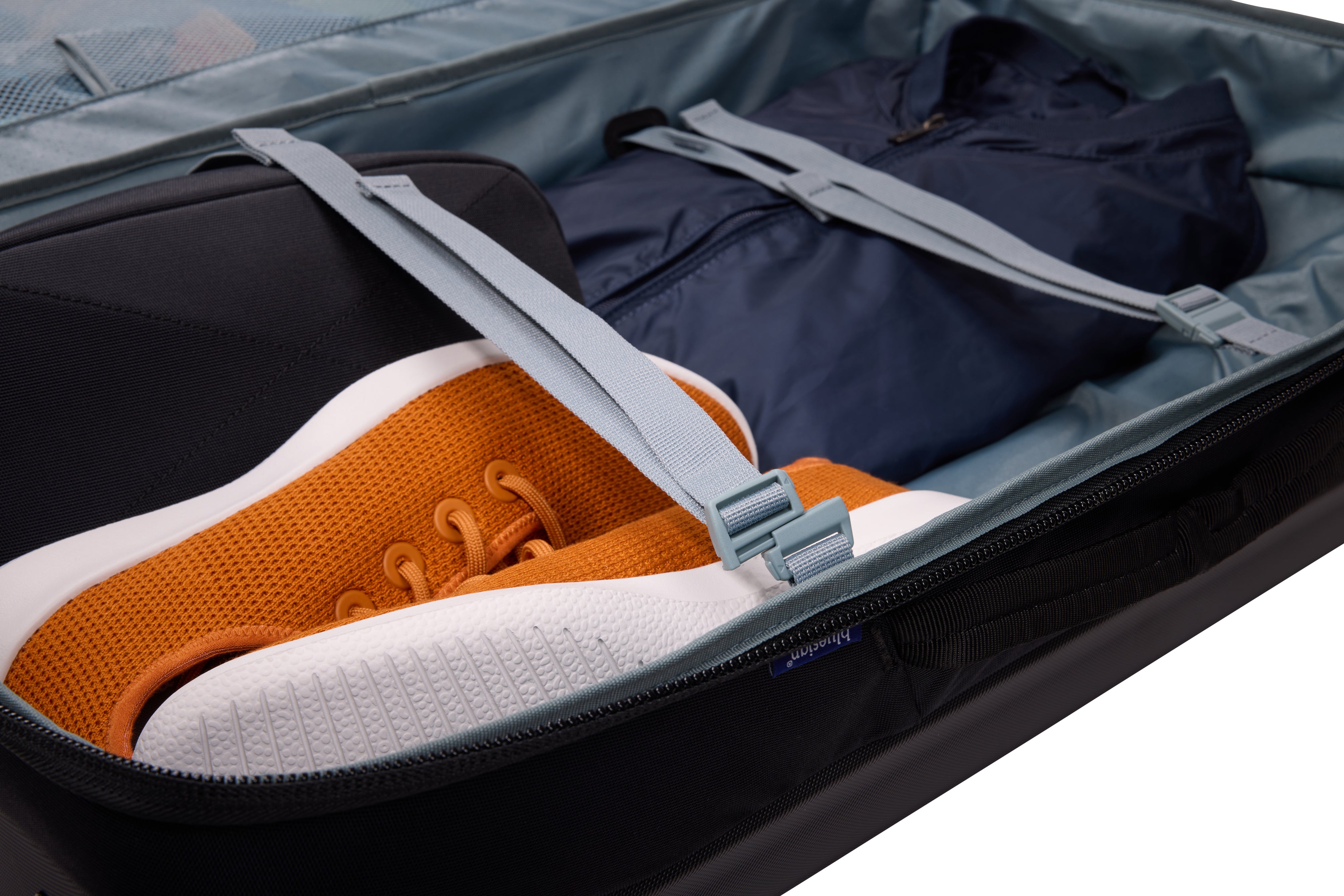 WHEELED DUFFEL SUITCASE THULE TSR490 BLACK